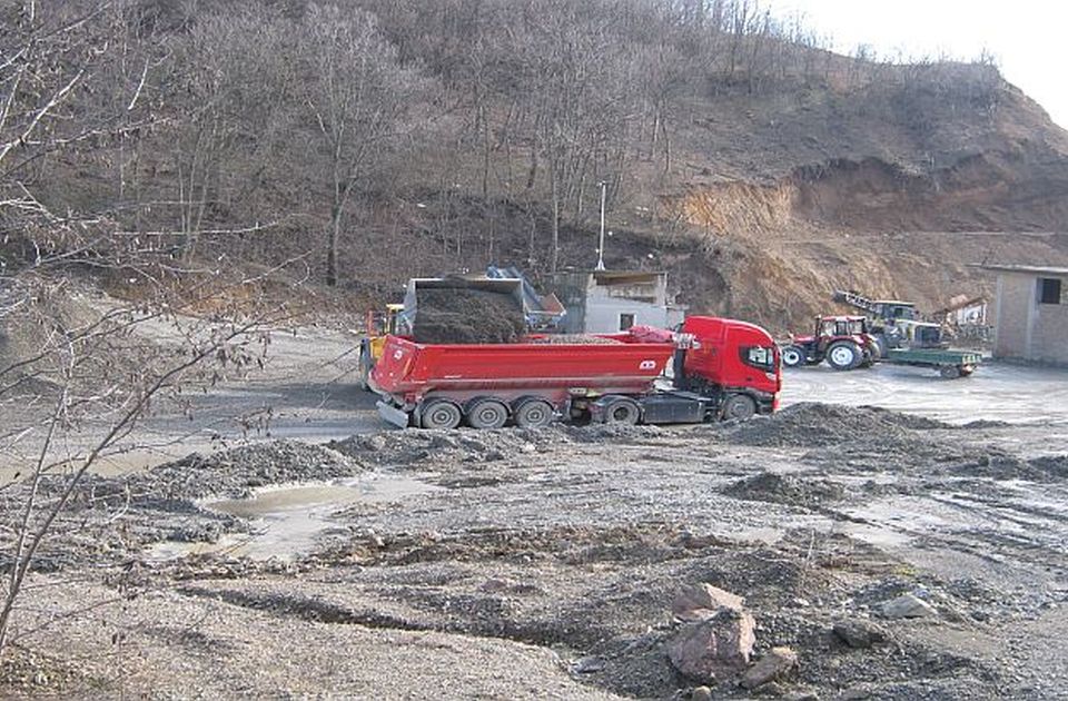 Radnik u kamenolomu kod Rakovca teško povređen, pao sa litice