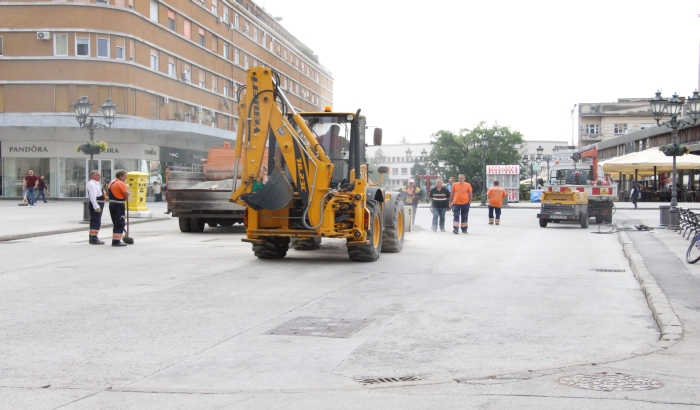 FOTO: Putari popravili oštećenja u centru nakon odlaska guseničara Vojske Srbije