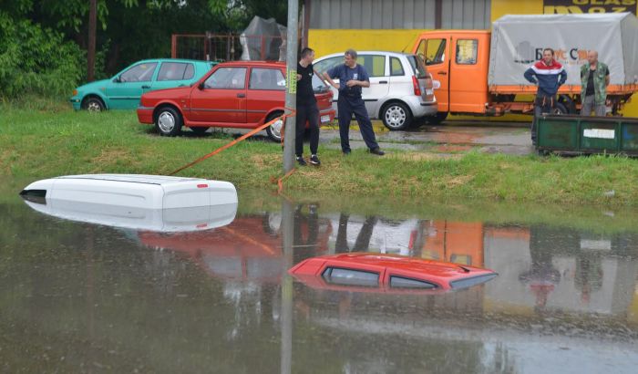 VIDEO, FOTO: Potop u Novom Sadu, obustavljena nastava zbog poplave u školi na Detelinari