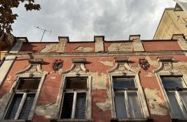 VIDEO: Još jedno kulturno dobro u Zrenjaninu propada - fasada zgrade Vilmoša Hercfelda u sve lošijem stanju