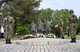 FOTO: Položeni venci na Spomen groblju u Novom Sadu povodom Dan pobede nad fašizmom