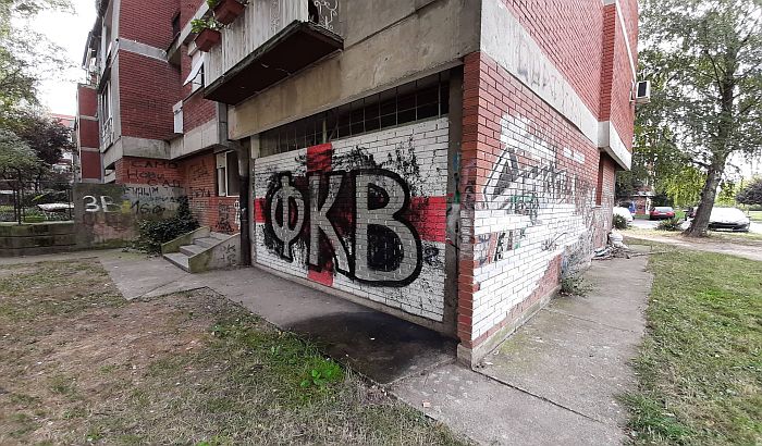 FOTO: Vošini navijači pisali grafite na Novom naselju, reagovala policija FOTO: Vošini navijači pisali grafite na Novom naselju, reagovala policija