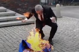 VIDEO: Poljski evroparlamentarac spalio zastavu EU, pre toga njom obrisao cipele
