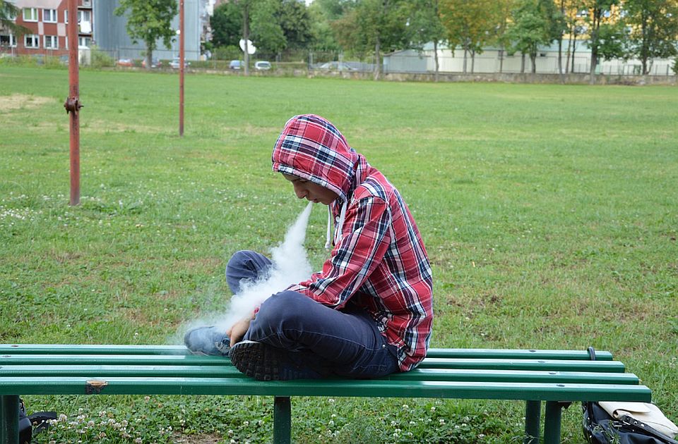 Najmanje pet osoba u Holandiji zamalo umrlo od posledica vejpovanja Najmanje pet osoba u Holandiji zamalo umrlo od posledica vejpovanja