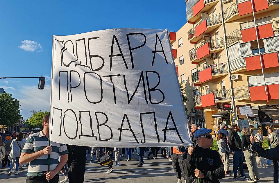 FOTO: Počela blokada 30 raskrsnica u Novom Sadu FOTO: Počela blokada 30 raskrsnica u Novom Sadu