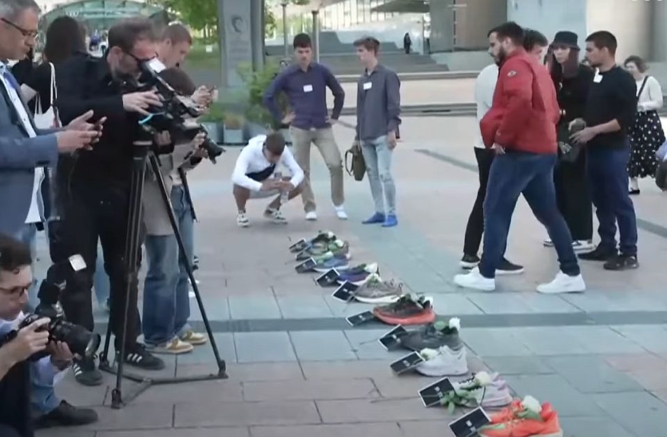 VIDEO Studenti maratonci ispred Evropskog parlamenta: Odali poštu stradalima u Novom Sadu VIDEO Studenti maratonci ispred Evropskog parlamenta: Odali poštu stradalima u Novom Sadu