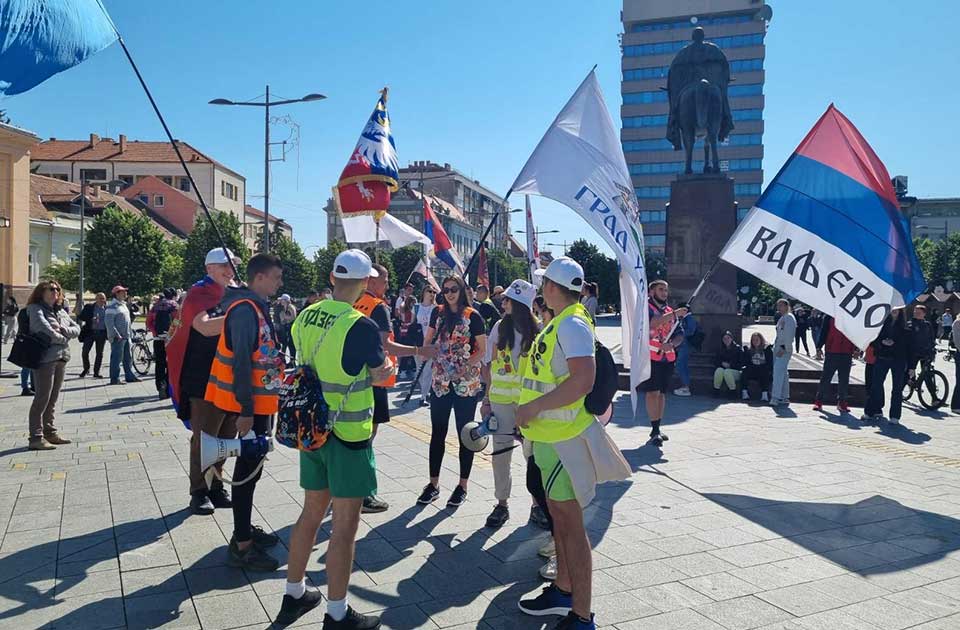 FOTO, VIDEO: Studenti peške krenuli iz Zrenjanina na protest koji će biti u subotu u Subotici FOTO, VIDEO: Studenti peške krenuli iz Zrenjanina na protest koji će biti u subotu u Subotici