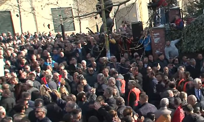 VIDEO: Novi protest opozicije u Albaniji, opkoljen parlament u Tirani