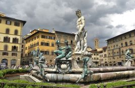 VIDEO Nemački turista oštetio čuvenu Neptunovu fontanu u Firenci: Popeo se na nju da se slika