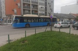 Čekajući semafor na raskrsnici na kojoj je autobus 