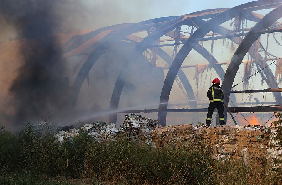 VIDEO Izgorela hala u Veterniku: Požar zahvatio reciklažni centar