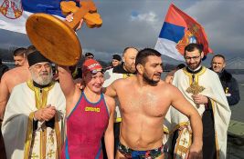 FOTO, VIDEO Član Gradskog veća Novog Sada plivao za Časni krst: 