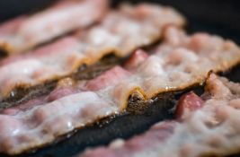 Kuvari dodaju vodu pri prženju slanine: Tajna je u temperaturi