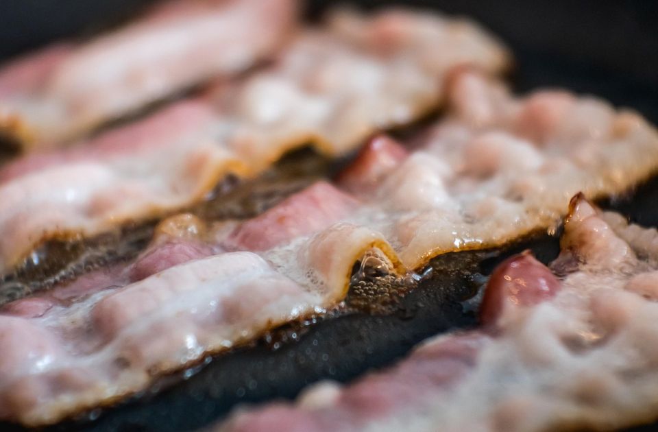 Kuvari dodaju vodu pri prženju slanine: Tajna je u temperaturi