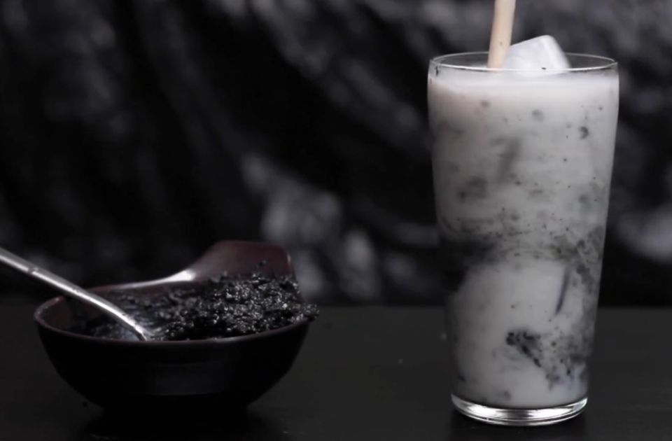 VIDEO Ako ste ljubitelj kafe i volite da eksperimentišete: Latte kafa sa crnim susamom 