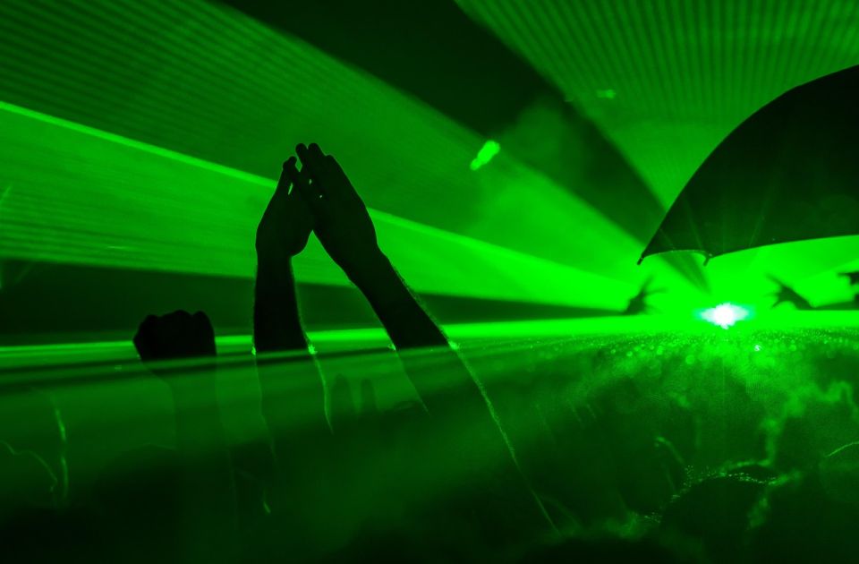 Mladi izbegavaju kontakt na plesnom podijumu, više žele da snimaju nego da plešu