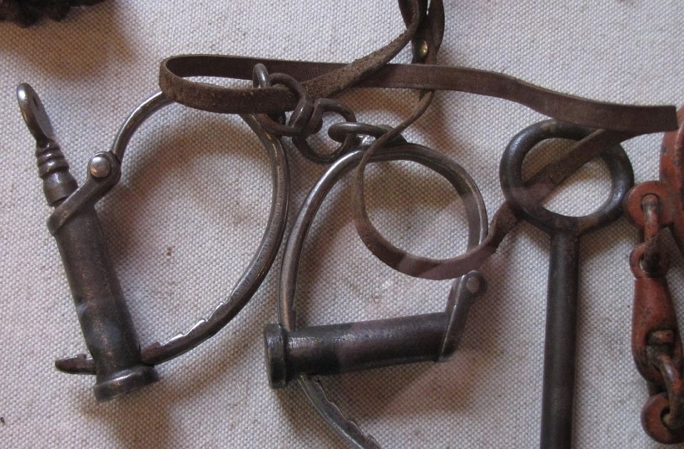 Aukcija okova za robove izazvala bes javnosti, aukcionar tvrdi da je reč o edukaciji