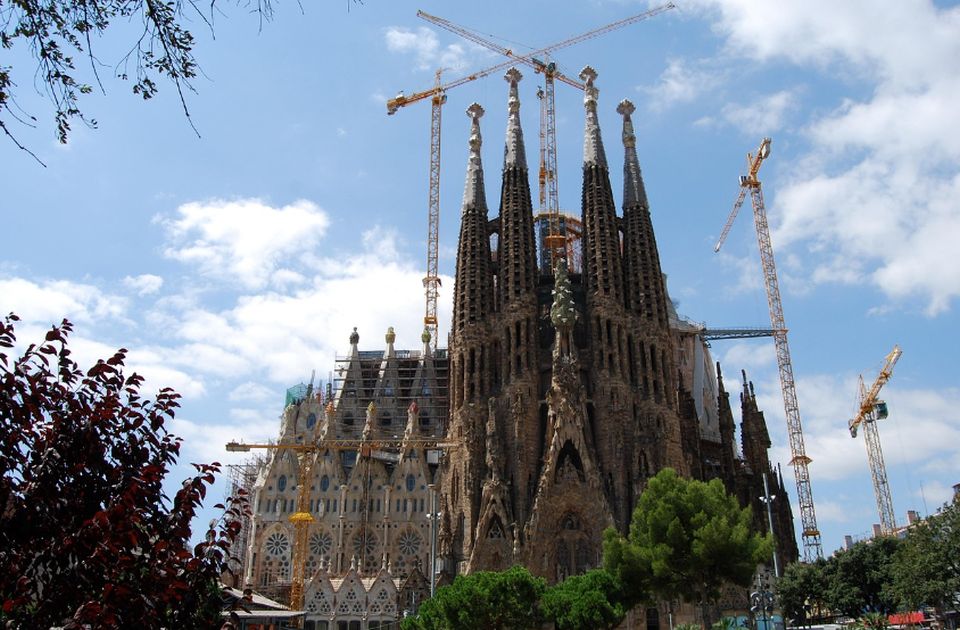 FOTO: Postavljen poslednji deo centralne kule Sagrade Familije u Barseloni