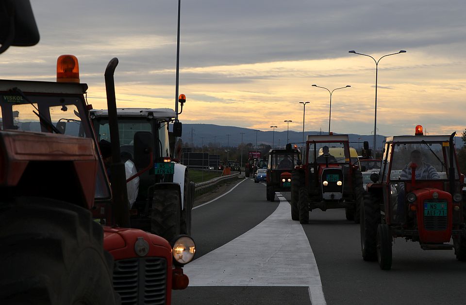 Sastanak poljoprivrednika večeras u Mrčajevcima, nastavljaju se blokade puteva