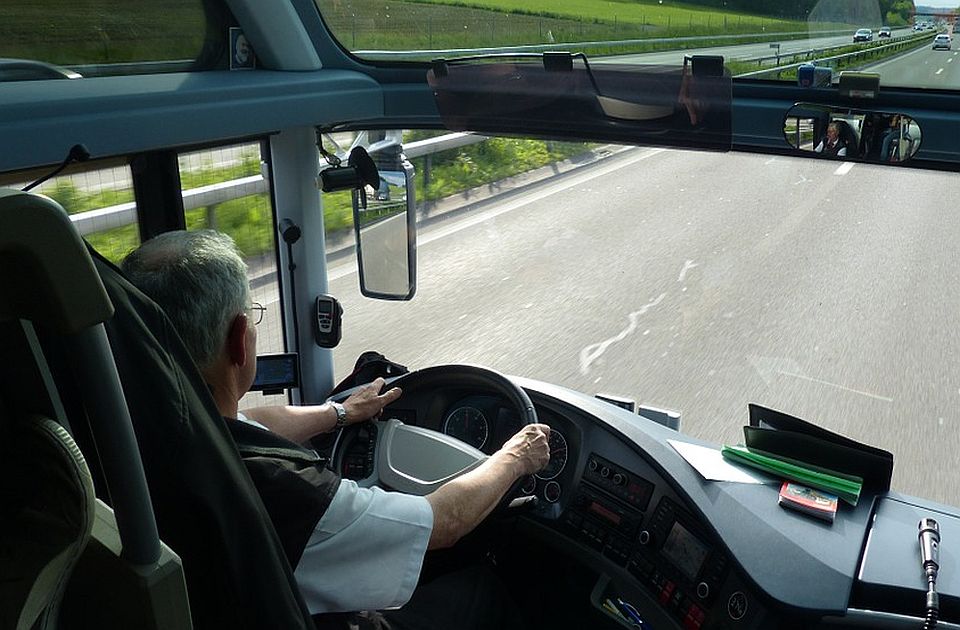 U Nemačkoj se prevrnuo autobus pun učenika, povređeno njih 27