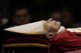 Na hiljade ljudi odaje počast preminulom papi Benediktu XVI