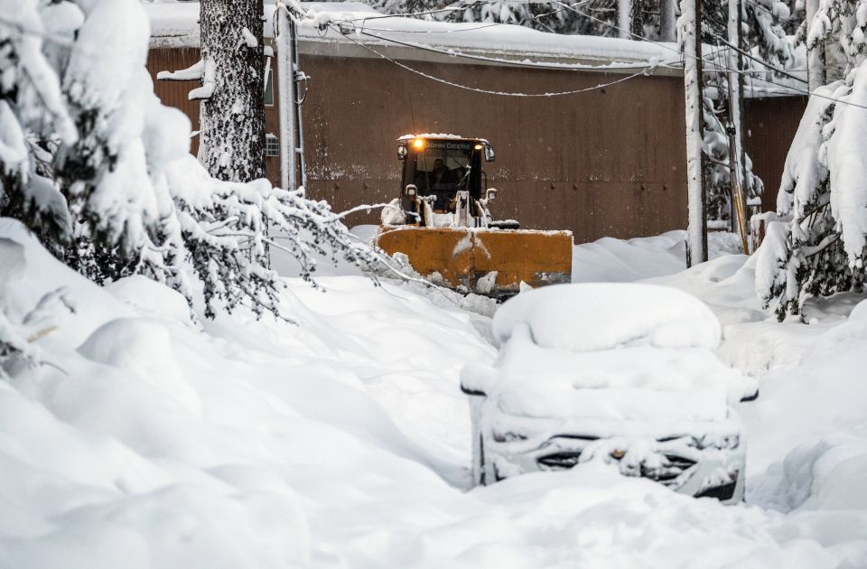 Evakuacija građana u Kaliforniji, snežna oluja zatvorila puteve, izlila se reka