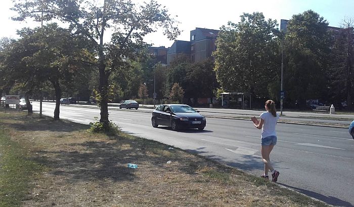 Udes na Novom naselju, vozač naleteo na pešaka koji je pretrčavao put