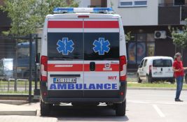 Teretno vozilo naletelo na kola ispred pešačkog u Kamenici, povređena žena koja je bila na 