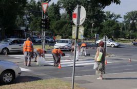 FOTO: Gužve na Mostu slobode zbog farbanja pešačkih prelaza