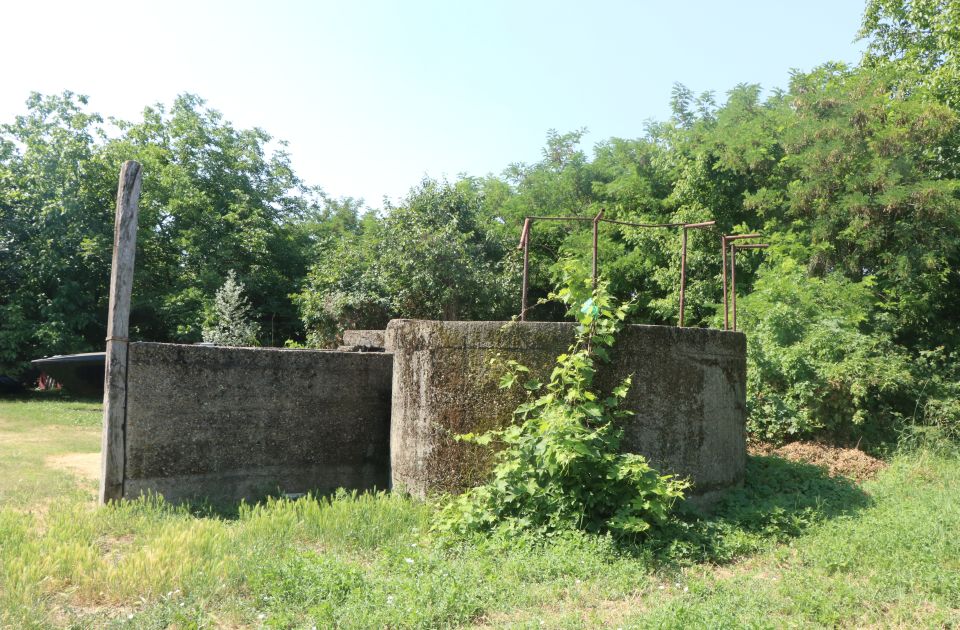 FOTO, VIDEO: Bunkeri stari 80 godina skriveni kod Novog naselja, danas se koriste kao šupe