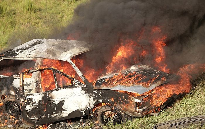 Zapalio dva automobila istog vlasnika