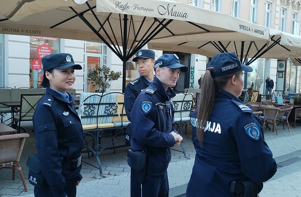 FOTO, VIDEO: Kineski policajci patroliraju u centru Novog Sada