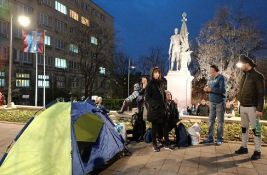 Pijačni prodavci ispred Predsedništva: Ostajemo ako treba celu noć dok nas Vučić ne primi