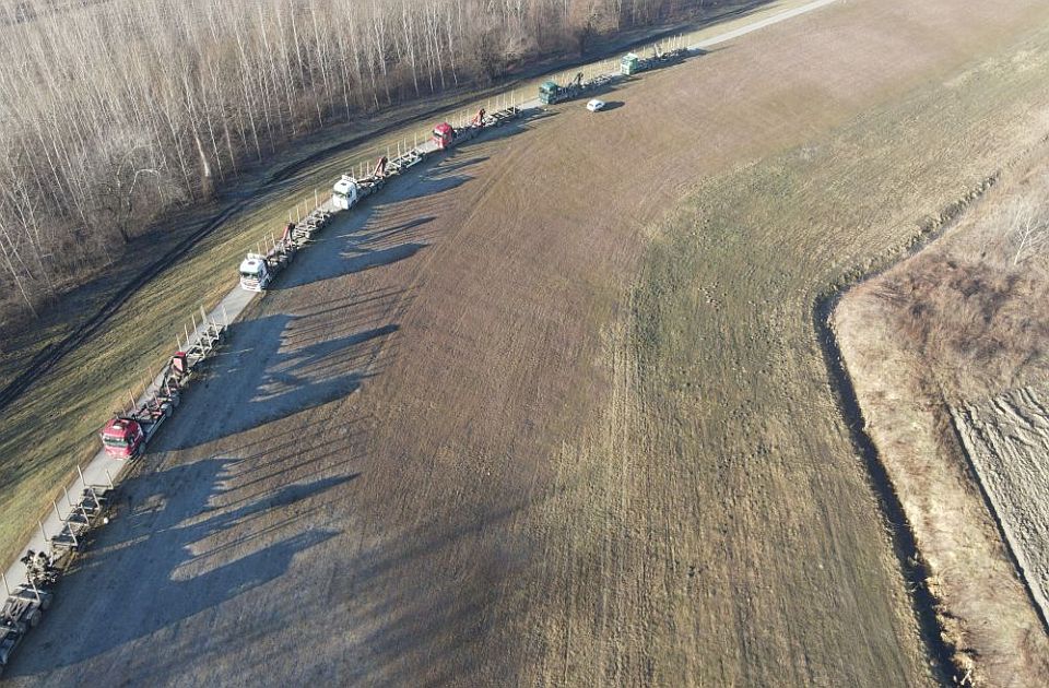 FOTO: Pogledajte vožnju konvoja na kruni nasipa u Begeču - biciklistička staza po meri teretnjaka