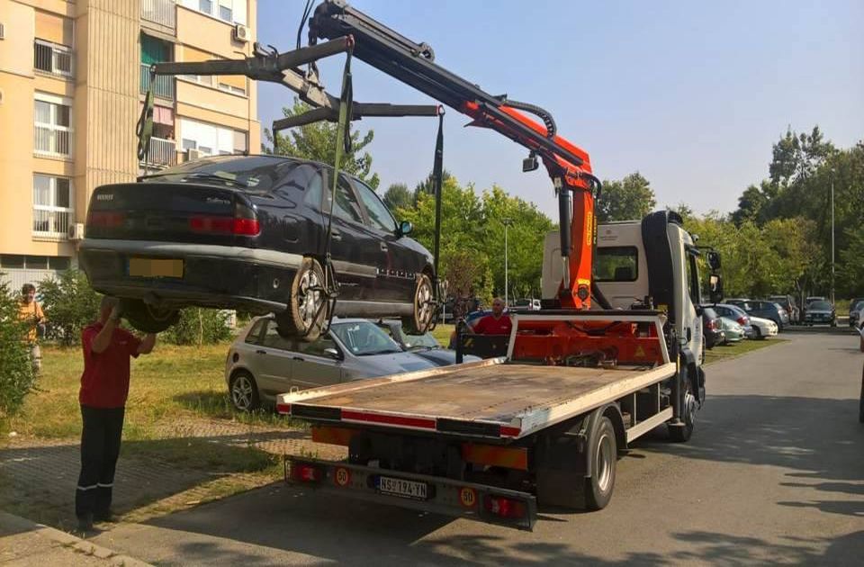 Uklonjeno 36 napuštenih vozila sa novosadskih ulica, poznato kako građani mogu pomoći
