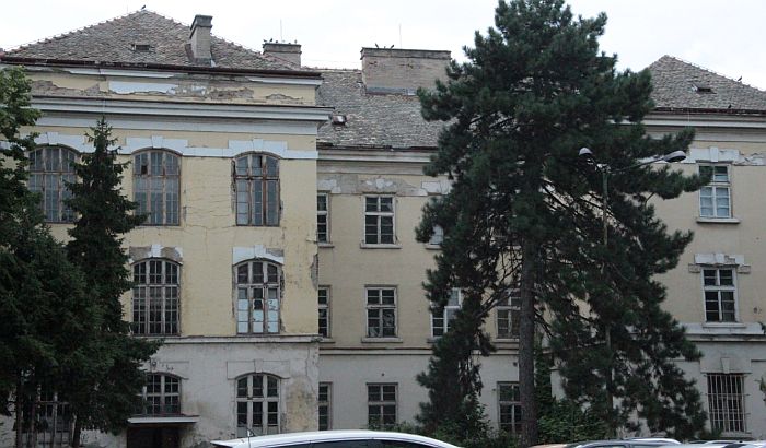 FOTO: Vojni beskućnici se žale na visoke namete za život u oronuloj zgradi u Vojvode Bojovića