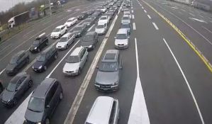 FOTO: Duža kolona na ulazu u Srbiju iz Hrvatske pred vikend i pre obaveznog PCR testiranja