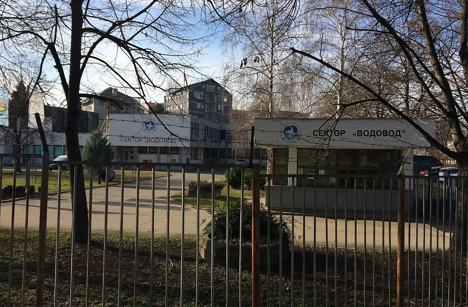 Zbog požara kod Oficirca izvorište Petrovaradinska ada bez struje: Moguće oscilacije pritiska vode