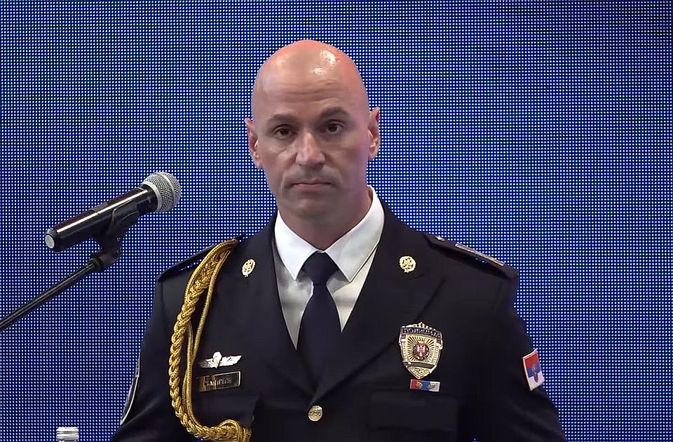 Ko komandantu SAJ-a gradi vilu?