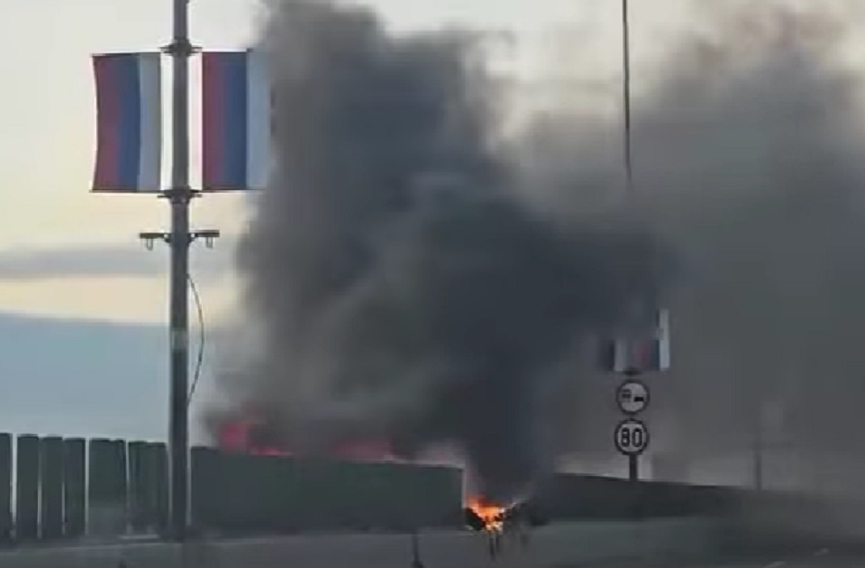 VIDEO Zapalio se kombi na Gazeli u Beogradu, saobraćaj usporen