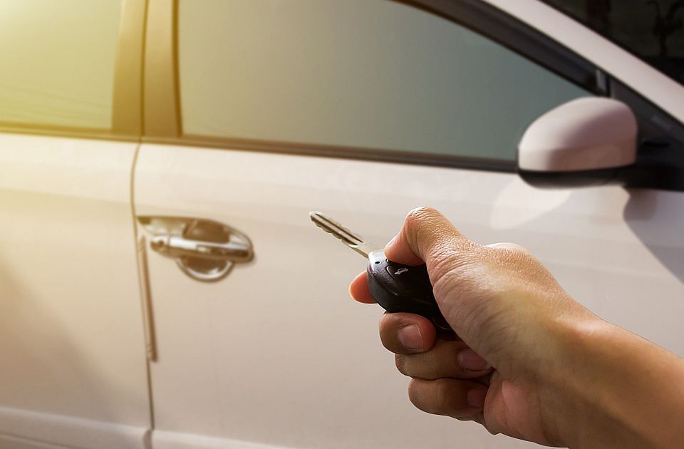 Nemac ključem izgrebao više od 100 vozila: Napravio štetu od 300.000 evra