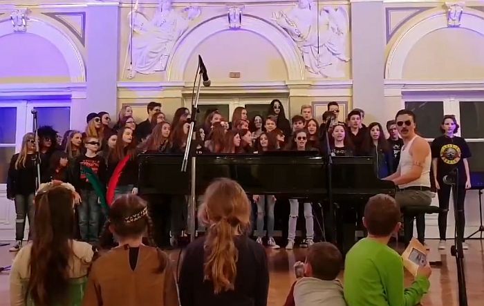 VIDEO: Hor pevao "Bohemian Rhapsody" uz pratnju profesora prerušenog u Fredija Merkjurija