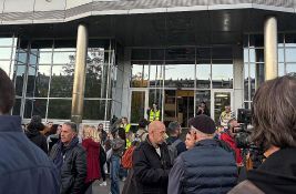 FOTO: Protest podrške zaposlenima portala Nova.rs ispred redakcije u Beogradu
