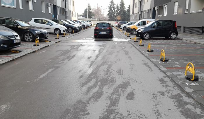 Barijere u Branka Bajića su dozvoljene, parking oko tih zgrada je privatna svojina