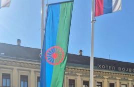 Novi Sad obeležio Dan Roma isticanjem zastave romske zajednice ispred Gradske kuće