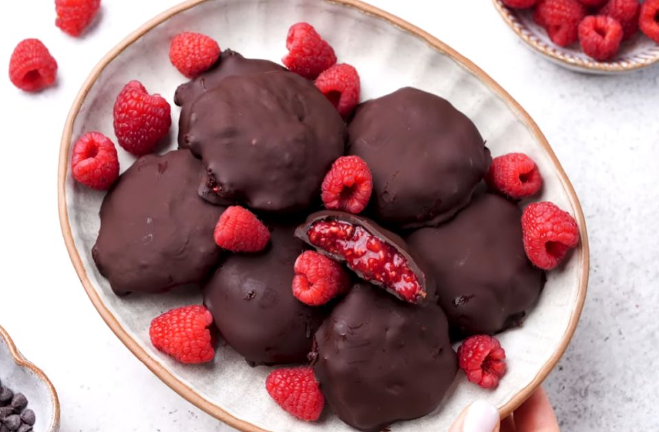 VIDEO: Hrskavi kolačići od maline i tamne čokolade