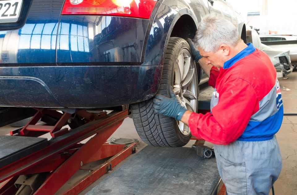 Srbiji manjka auto-mehaničara, a plata do 2.000 evra: Oni koji rade na crno jedan od problema