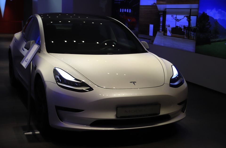Tesla povlači 2,2 miliona vozila u SAD zbog premalih svetala 