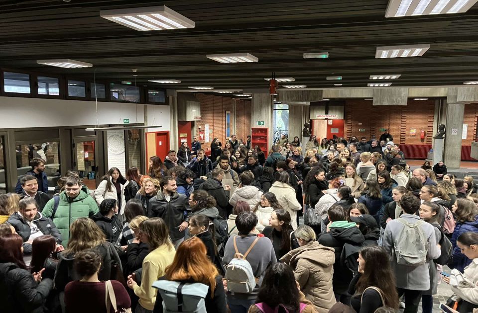 VIDEO Protest na Filozofskom fakultetu u Novom Sadu zbog "osvete uprave": Studenti izneli zahteve