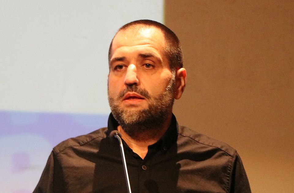 Objavljen snimak kako pripadnici tajne službe prate i snimaju aktivistu iz Kraljeva